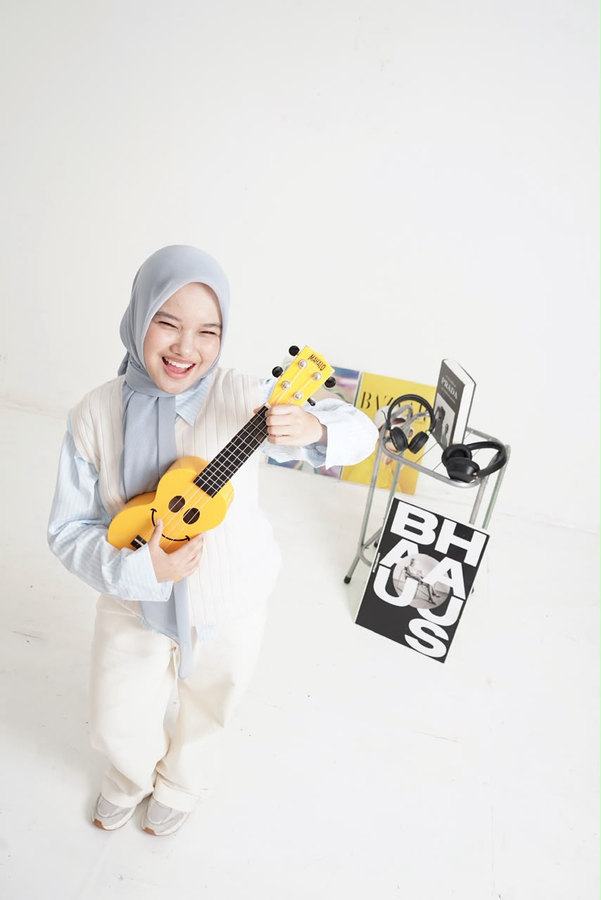 Nazla tersenyum memegang ukulele